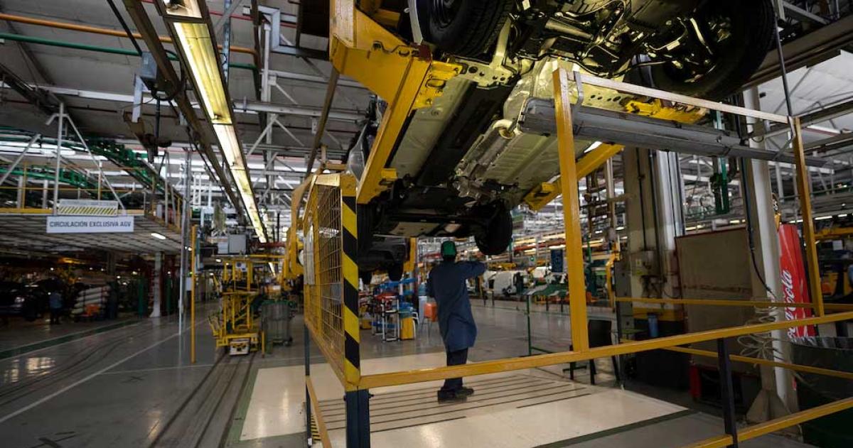 La actividad industrial cayoacute 12-en-porciento- en junio pero en el primer semestre mejoroacute 71-en-porciento-