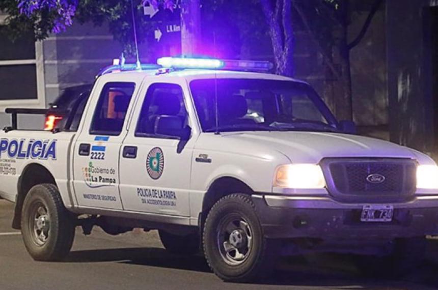 Toay- encuentran a una nintildea de dos antildeos caminando sola y en pantildeales por la calle