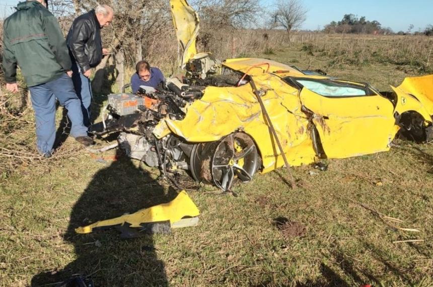 Destrozoacute una Ferrari que vale un milloacuten de doacutelares al chocar una rotonda en San Vicente