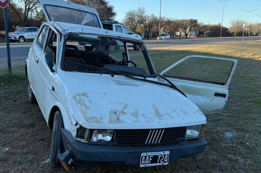 Un hombre resultoacute ileso tras volcar con su auto en la Avenida Peroacuten