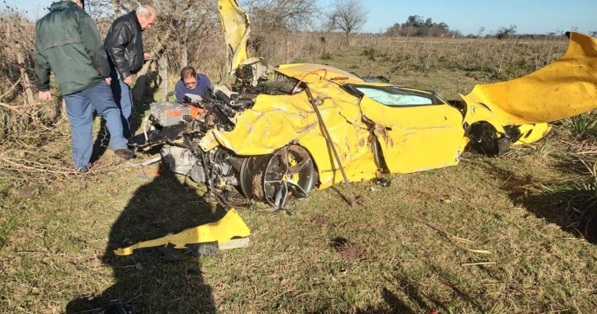 Destrozoacute una Ferrari que vale un milloacuten de doacutelares al chocar una rotonda en San Vicente