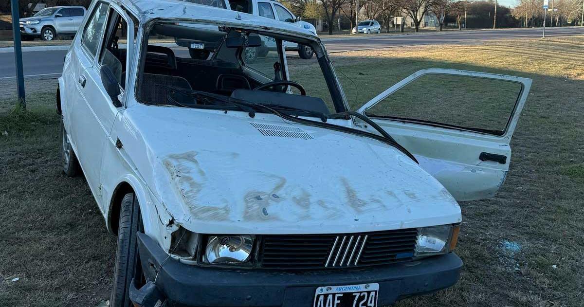 Un hombre resultoacute ileso tras volcar con su auto en la Avenida Peroacuten