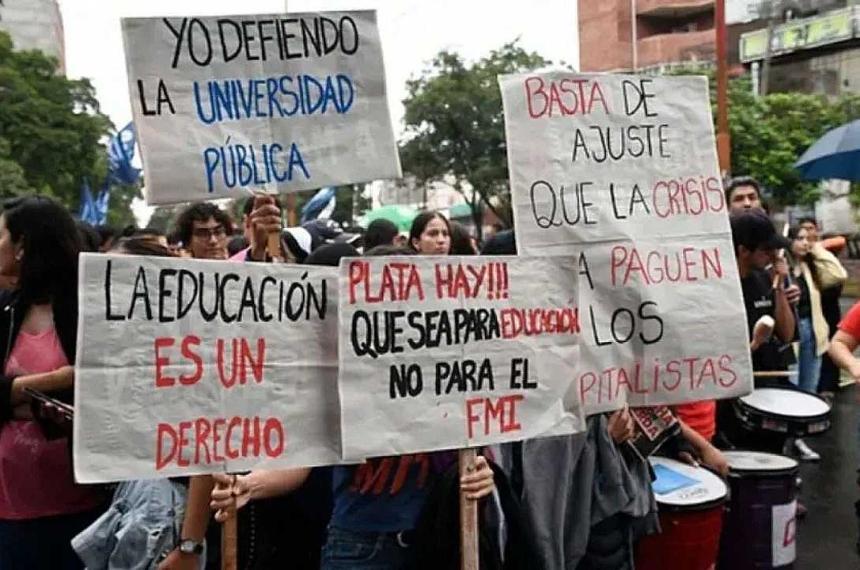 Docentes y no docentes de la UBA realizan paro y jornada de visibilizacioacuten por salarios dignos