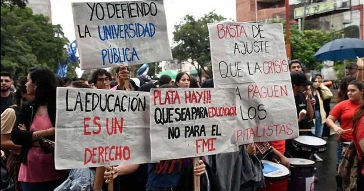 Docentes y no docentes de la UBA realizan paro y jornada de visibilizacioacuten por salarios dignos