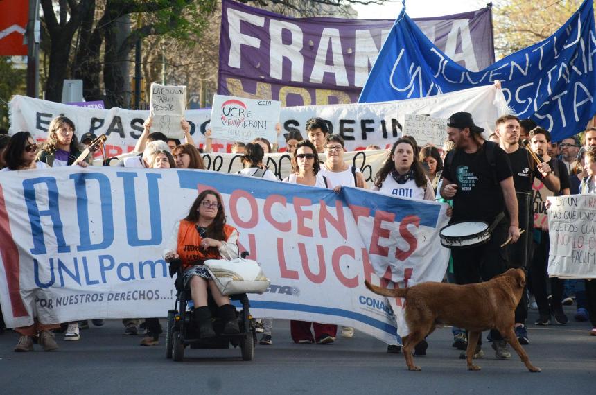 Paro total en la UNLPam- docentes denuncian salarios por debajo de la pobreza