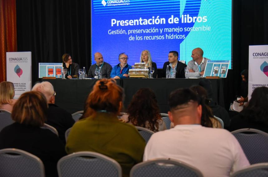 Presentaron en el Congreso del Agua un libro sobre la defensa de los riacuteos pampeanos