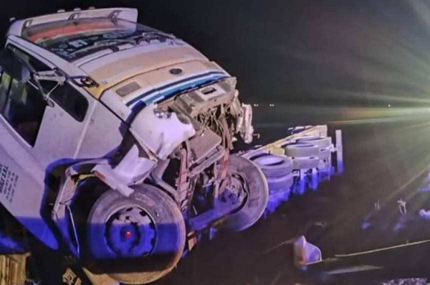 Un camioacuten volcoacute sobre la Ruta 152 a 5 km de Casa de Piedra