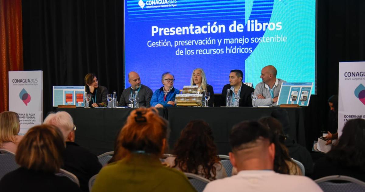 Presentaron en el Congreso del Agua un libro sobre la defensa de los riacuteos pampeanos
