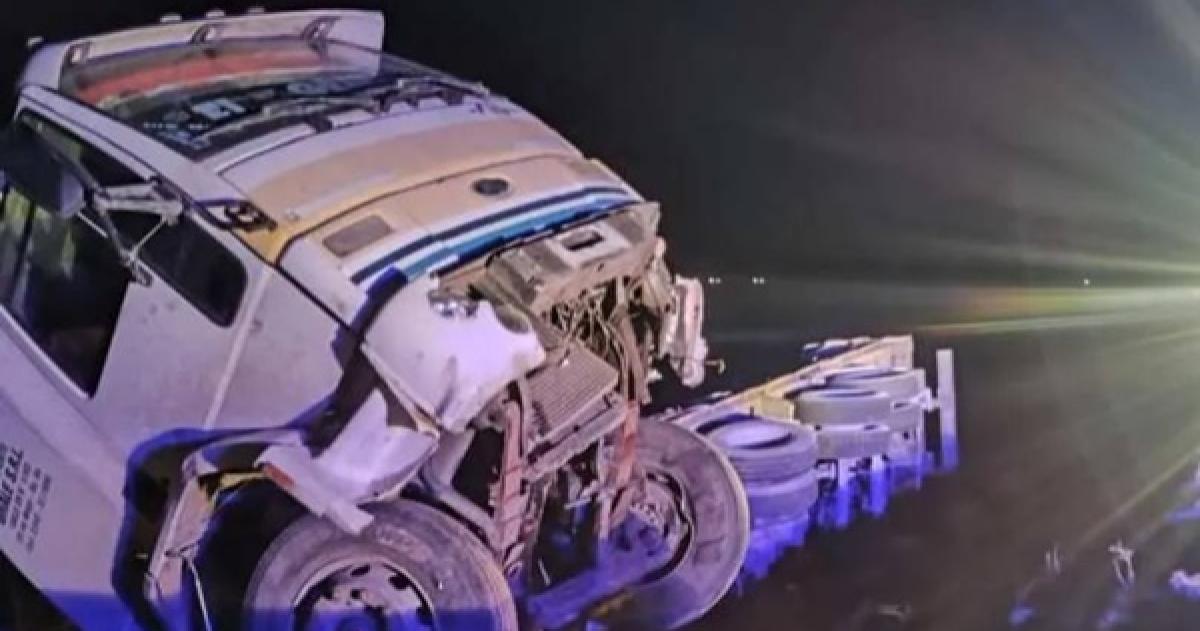 Un camioacuten volcoacute sobre la Ruta 152 a 5 km de Casa de Piedra