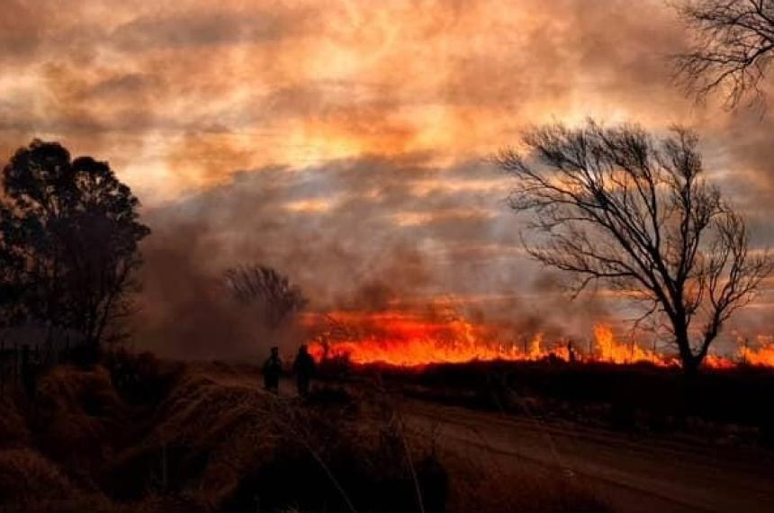Intenso incendio de pastizales amenazoacute con llegar a Speluzzi