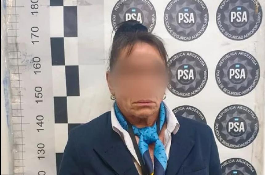 Una azafata de Aeroliacuteneas Argentinas detenida por contrabandear relojes celulares y joyas