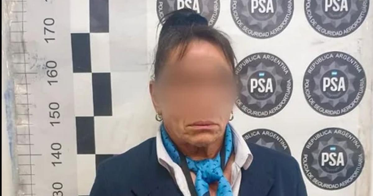  Una azafata de Aeroliacuteneas Argentinas detenida por contrabandear relojes celulares y joyas