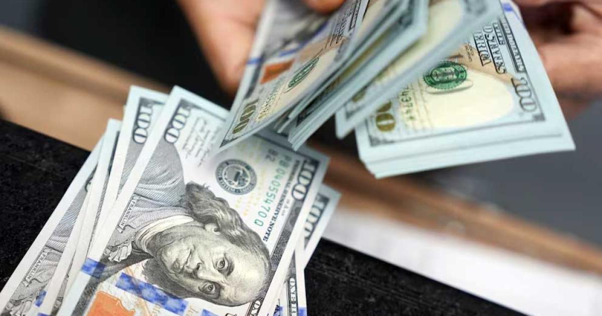 El doacutelar retrocedioacute a 1330 su nivel maacutes bajo de agosto