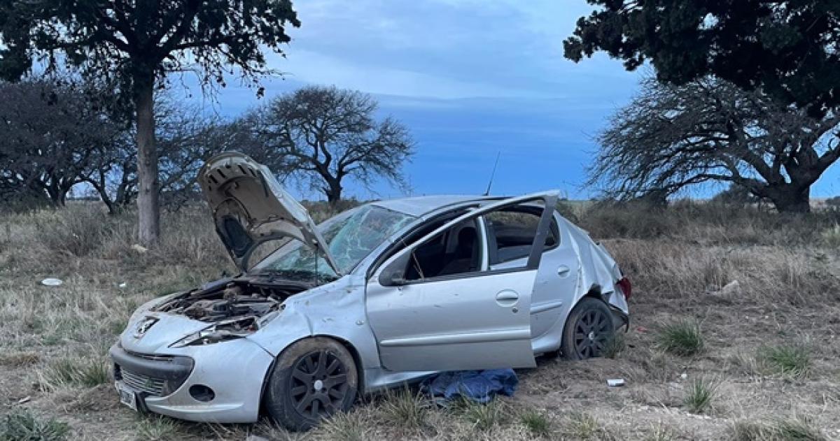 Un auto volcoacute en la Ruta 35 tras ser encerrado por otro vehiacuteculo