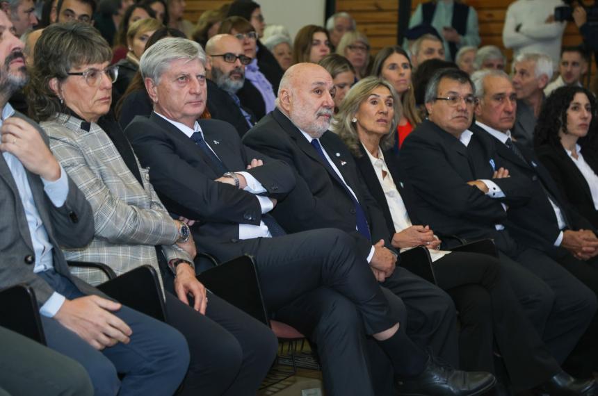 Candidatos y campantildea- la economiacutea y la produccioacuten en el centro de la escena