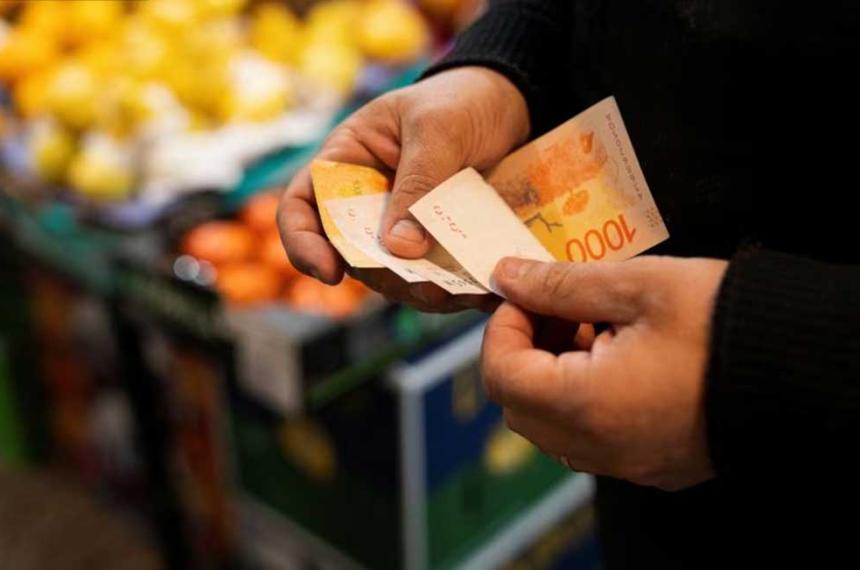 Una familia tipo necesitoacute ingresos de maacutes de 11 millones para no ser pobre en julio