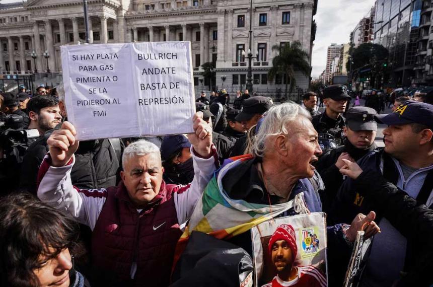 Nuevo mieacutercoles de tensioacuten en la marcha de jubilados- hubo dos detenidos