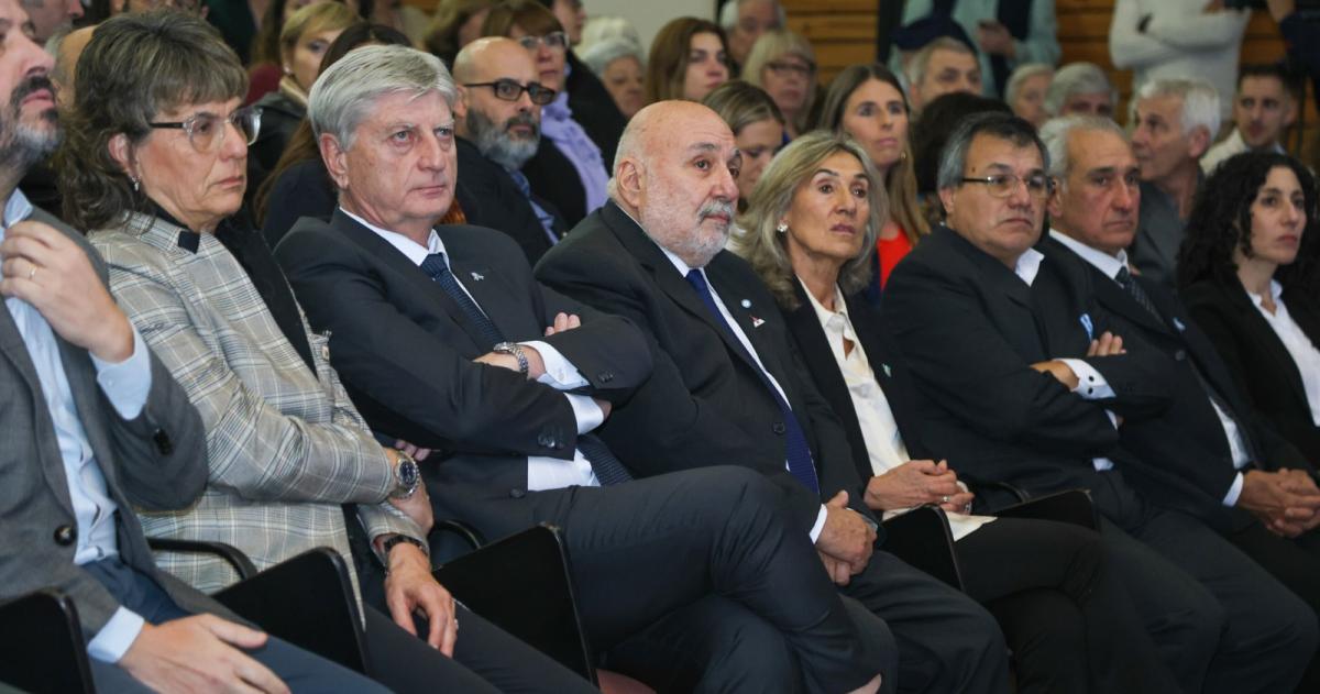 Candidatos y campantildea- la economiacutea y la produccioacuten en el centro de la escena