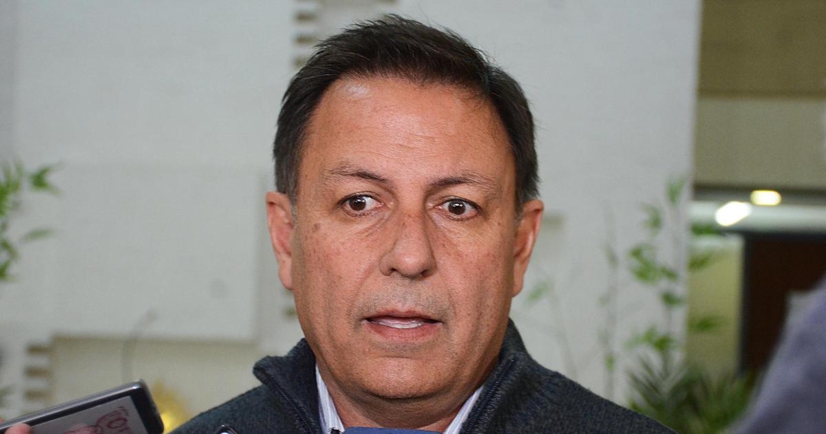Sabarots reivindicoacute la opcioacuten del medio- No podemos ir de acaacute para allaacute como un barrilete