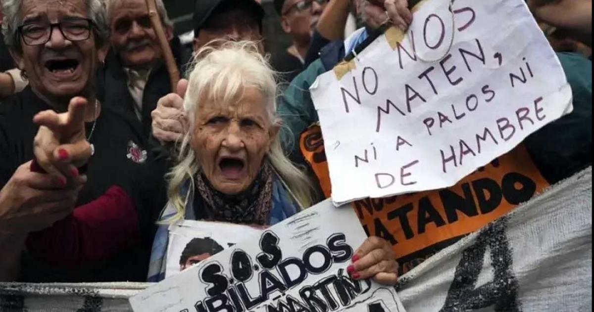 Nuevo mieacutercoles de tensioacuten en la marcha de jubilados- hubo dos detenidos