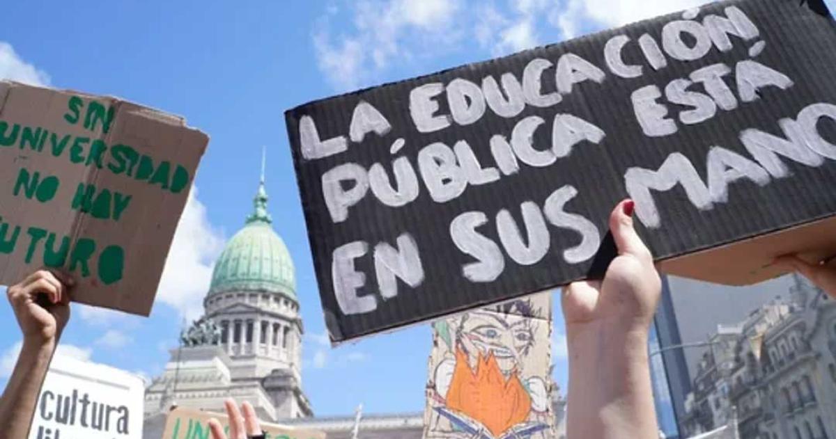 Tras el paro el Gobierno otorgoacute un aumento del 75-en-porciento- a los docentes universitarios