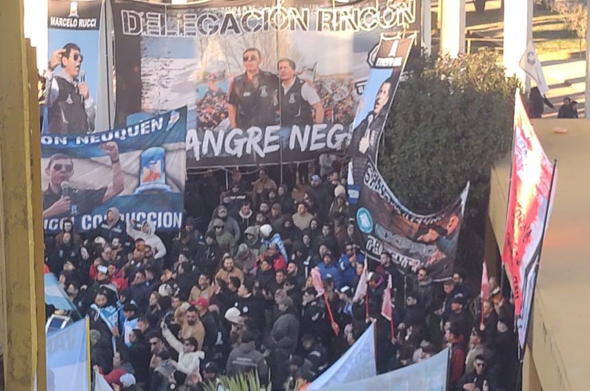 Marcha por Medanito- se concentran trabajadores petroleros en la Legislatura