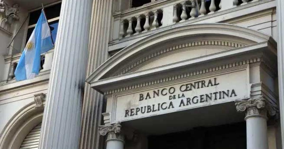 El BCRA endurece el apretoacuten monetario con tres normas clave para contener el doacutelar