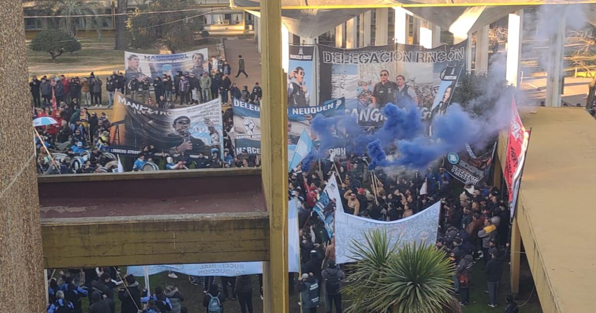 Masiva marcha por Medanito- sigue faltando un voto y no se aprueba la licitacioacuten