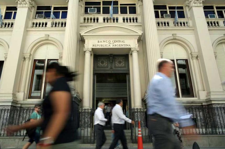 Los bancarios acordaron un aumento que eleva el sueldo inicial a casi 2 millones de pesos