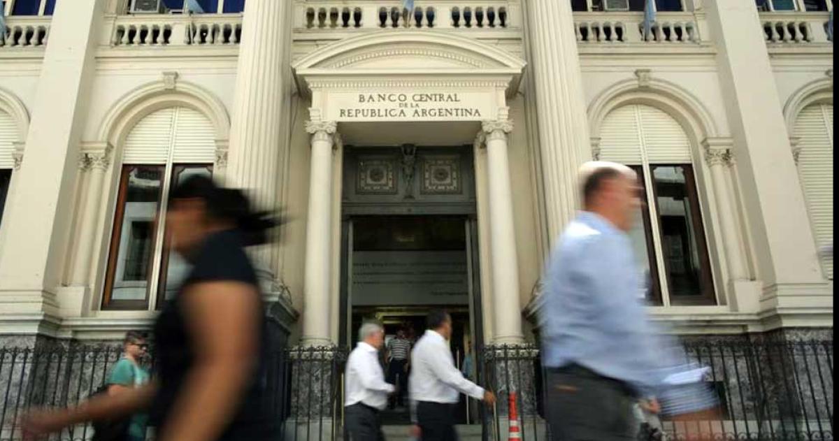 Los bancarios acordaron un aumento que eleva el sueldo inicial a casi 2 millones de pesos