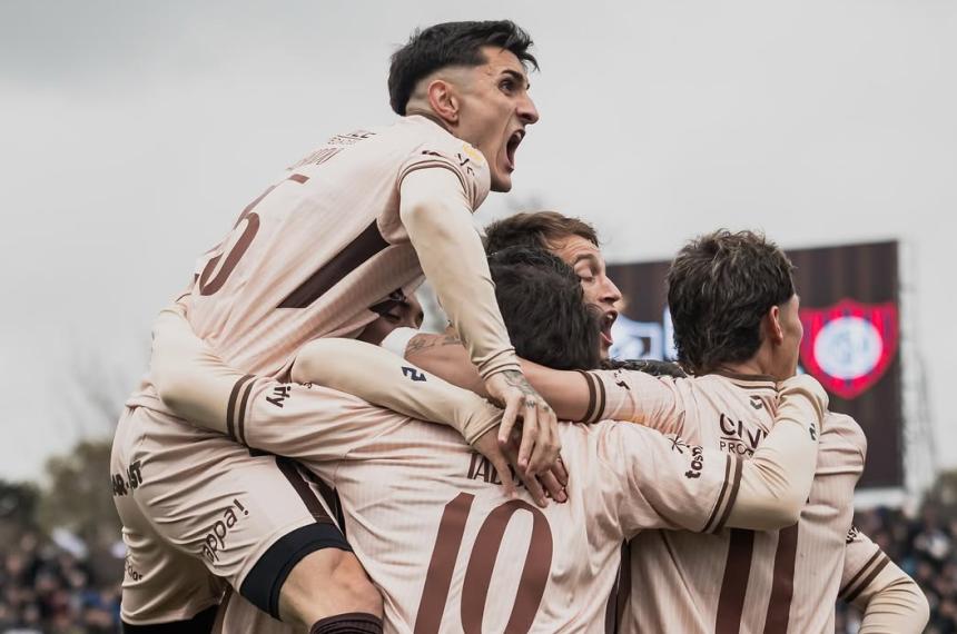 Platense le sacoacute el invicto a San Lorenzo en Vicente Loacutepez