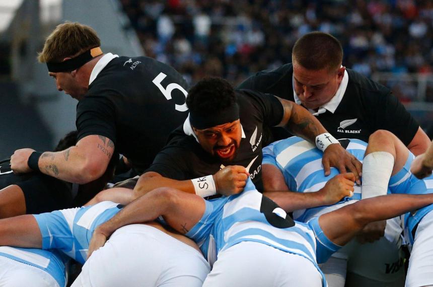 Los Pumas sufrieron ante la potencia de los All Blacks en el debut