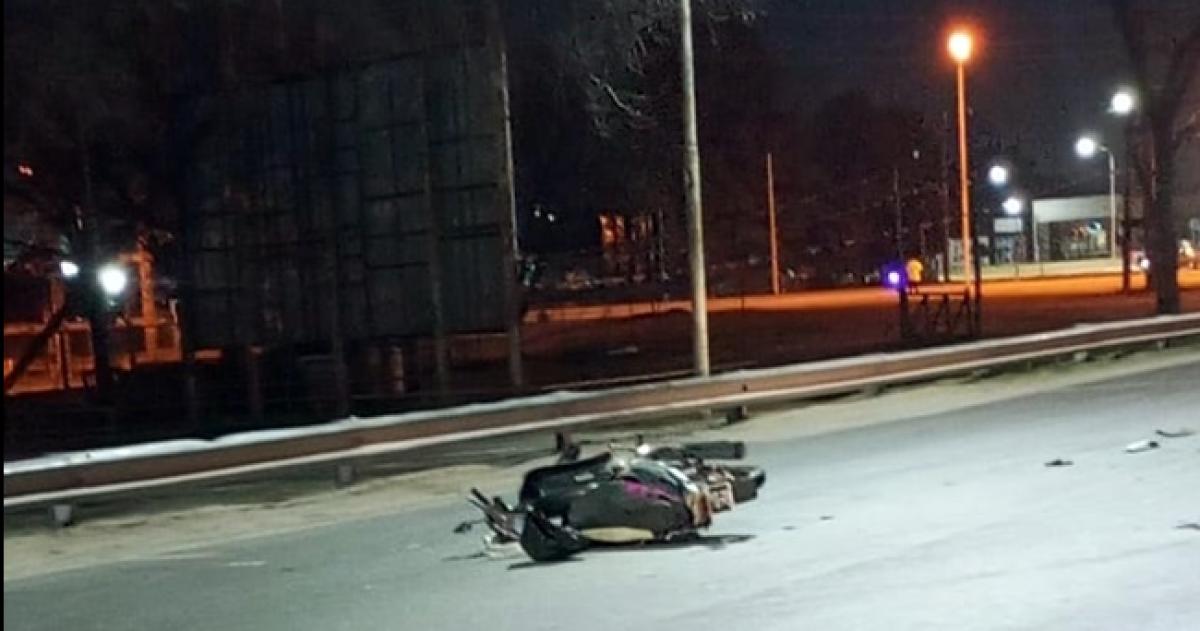 Una moto y un auto chocaron en la Rotonda Sur de Santa Rosa
