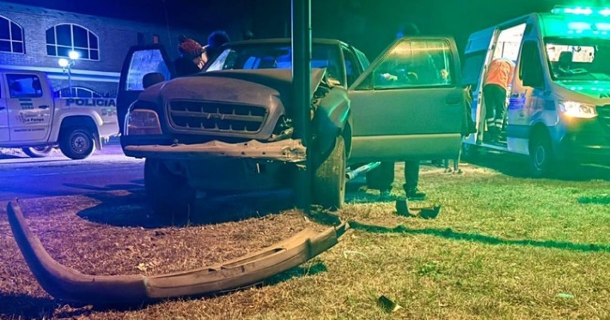 Se rompioacute el tren delantero y chocaron contra una columna de alumbrado