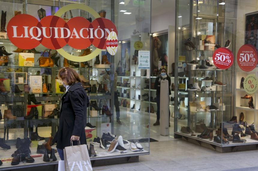 Ocho de cada diez argentinos cambiaron sus haacutebitos de consumo por la crisis econoacutemica