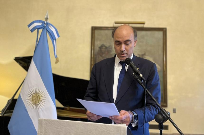 El embajador argentino en Espantildea en un acto en homenaje a San Martiacuten- iexclViva el Rey