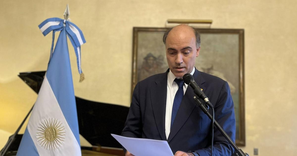 El embajador argentino en Espantildea en un acto en homenaje a San Martiacuten- iexclViva el Rey