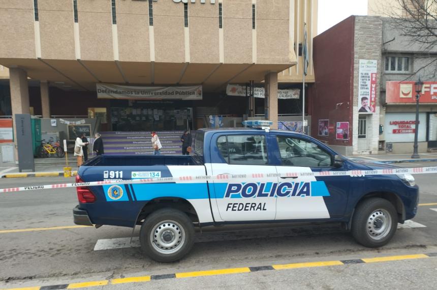 Por una amenaza de bomba evacuaron el edificio de la UNLPam