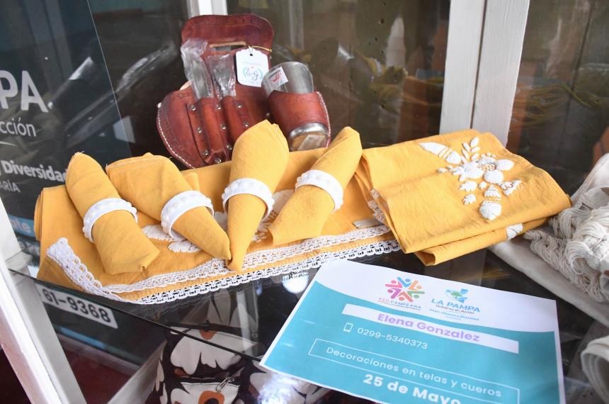 Emprendedoras pampeanas renovaron vidrieras en Casa de Gobierno