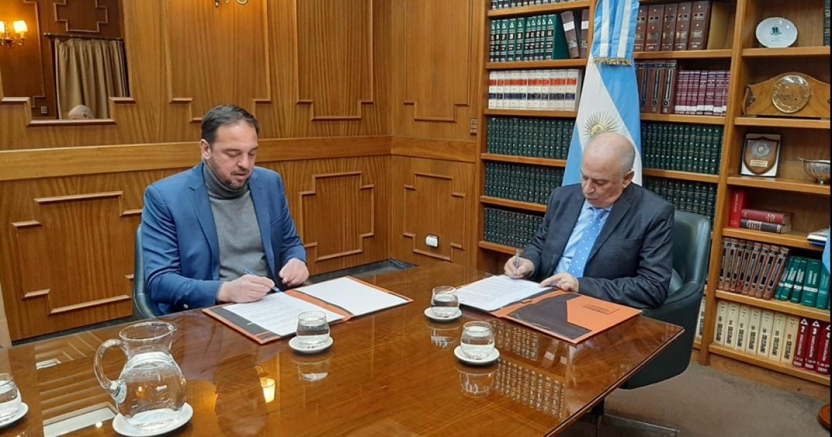 El STJ firmoacute un convenio con la Municipalidad de Santa Rosa para compactar vehiacuteculos decomisados
