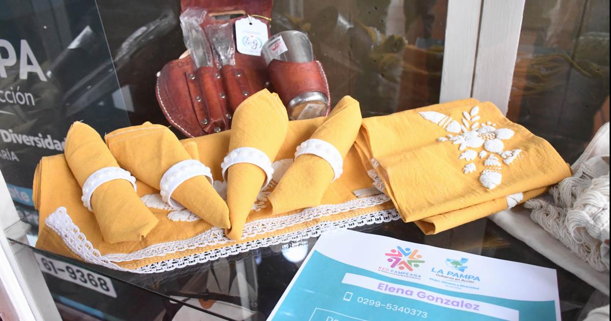 Emprendedoras pampeanas renovaron vidrieras en Casa de Gobierno