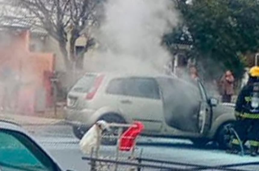 Se incendioacute un auto en el barrio Rucci