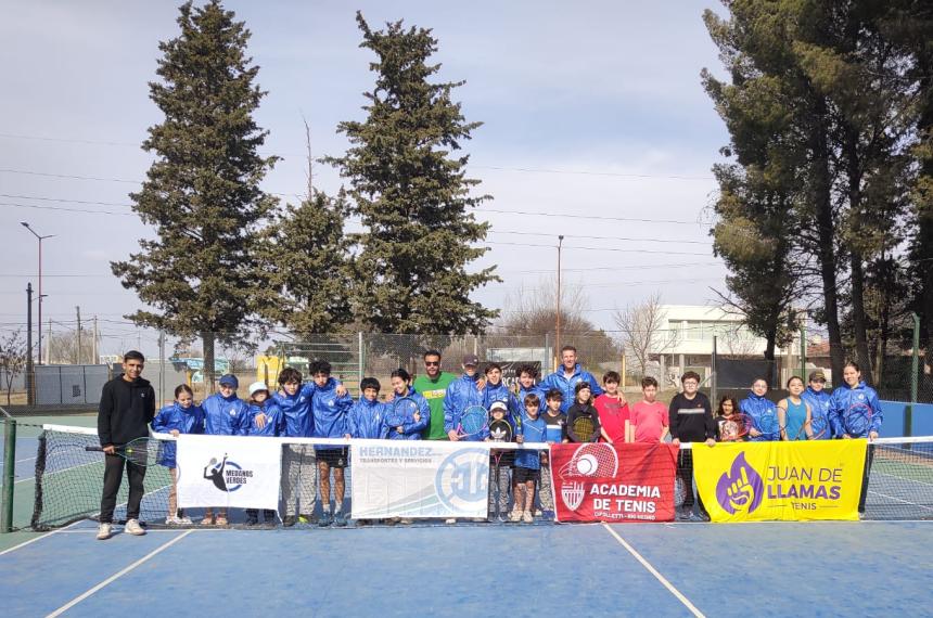 Encuentro de tenis en Meacutedanos Verdes