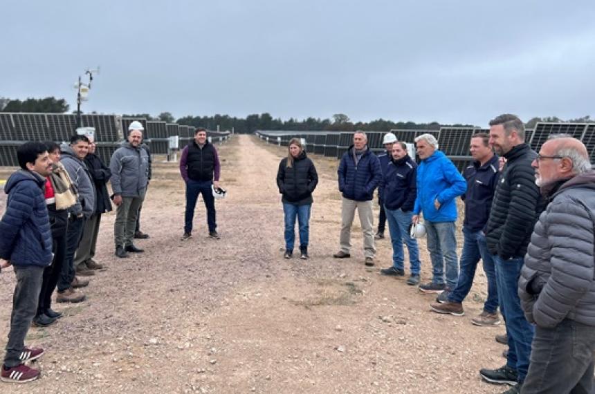 Funcionarios provinciales y cooperativistas recorrieron el Parque Solar de Victorica