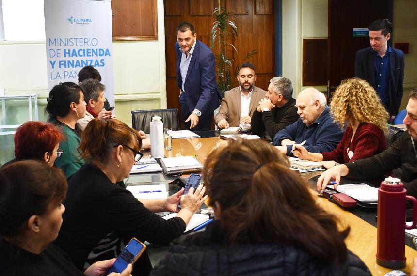 El Gobierno ofrecioacute 6-en-porciento- pero los gremios piden 4 puntos maacutes
