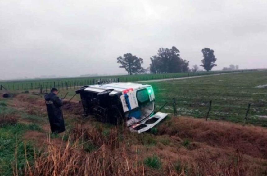 Una ambulancia de La Pampa volcoacute en la ruta 5 en medio de una intensa lluvia