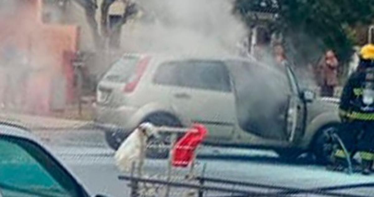 Se incendioacute un auto en el barrio Rucci
