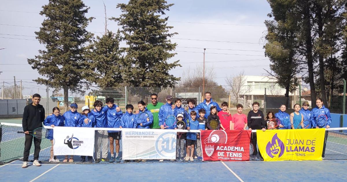 Encuentro de tenis en Meacutedanos Verdes