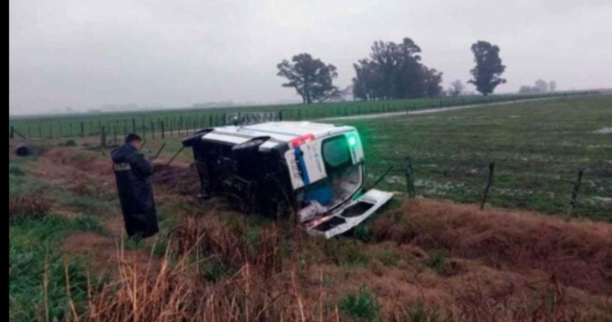 Una ambulancia de La Pampa volcoacute en la ruta 5 en medio de una intensa lluvia