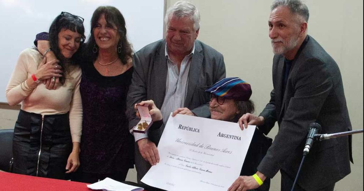 Charly Garciacutea recibioacute el tiacutetulo de Doctor Honoris Causa en la UBA